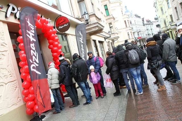 Przed godziną 12 ulicę Szeroką przecinał ogonek klientów zainteresowanych gratisową pizzą dla pierwszych 50 gości nowego lokalu