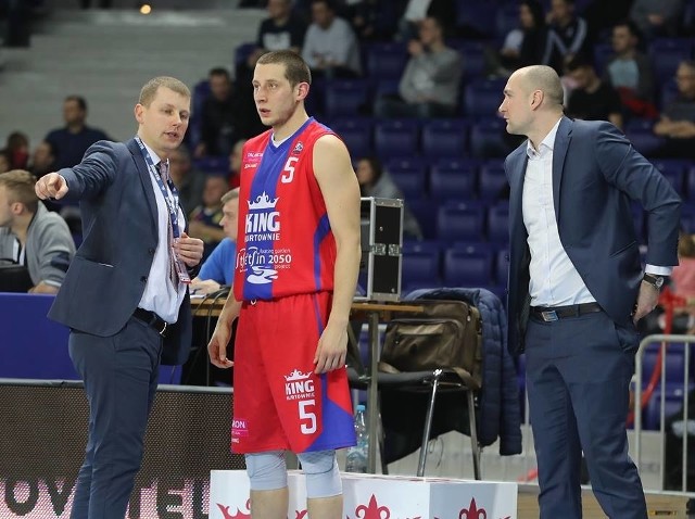Michał Nowakowski (w środku) cieszył się pełnym zaufaniem trenera Łukomskiego (z lewej).