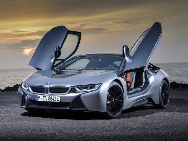 BMW i8 - 4,4 s, 326 KMWprowadzony do sprzedaży w 2014 roku samochód wyceniono na 620 tys. zł. Purystów zaskoczy, że supersportowe BMW i8 napędza zaledwie 3-cylindrowy silnik 1.5 o mocy… 231 KM, sprzężony z jednostką elektryczną o mocy 131 KM. Wywodzący się z projektu BMW Vision EfficientDynamics Concept, spalinowo-elektryczny model dysponuje łączną mocą 326 KM, przekazywaną na wszystkie koła. Tylną oś za pośrednictwem 6-biegowej, automatycznej skrzyni napędza silnik spalinowy. Przednią, za pośrednictwem dwubiegowego automatu - jednostka elektryczna. Do pierwszej setki samochód rozpędza się w 4,4 sekundy i rozwija maksymalną prędkość 250 km/h, lecz jest w stanie podróżować z prędkością 120 km/h, korzystając wyłącznie z elektrycznego napędu.Fot. BMW