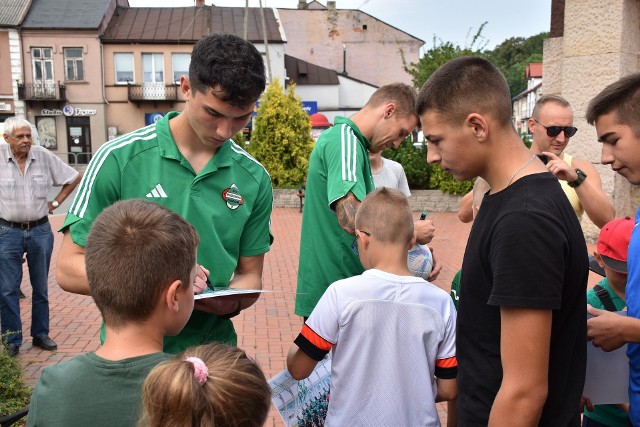Na placu Kolberga w Przysusze młodzi mieszkańcy miasta mieli okazję poznać piłkarzy Radomiaka.