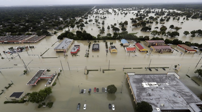 USA: Powódź w Teksasie. Houston pod wodą, wprowadzono godzinę policyjną [ZDJĘCIA]