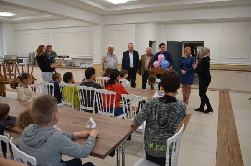 Powiat ostrowski. Radni odwiedzili dzieci z Ukrainy w Nadbużańskim Ośrodku Edukacji w Broku. 1.06.2022