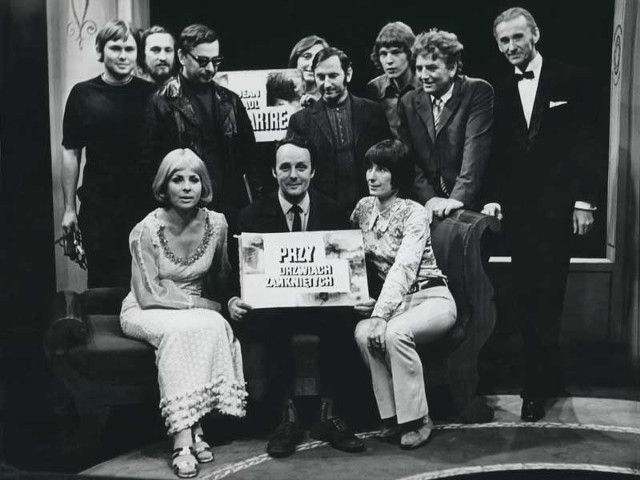 Spektakl "Przy drzwiach zamkniętych" powstał w 1972 roku. Reżyserował Tadeusz Worontkiewicz