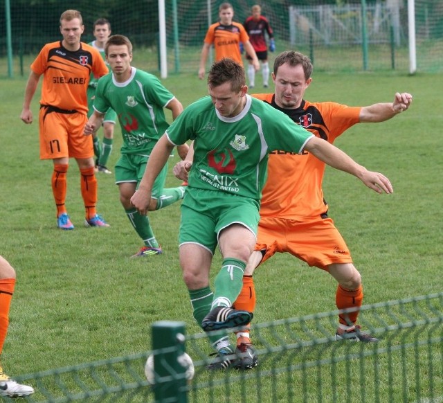 W Grębowie piłkarze Słowianina (w pomarańczowych koszulkach) pewnie pokonali rywali z Dąbrowicy. 