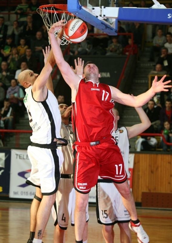 Koszykarze Stali Stalowa Wola (z prawej Tomasz Andrzejewski, obok Grzegorz Ożóg) po pokonaniu w pierwszej rundzie play off MOSIR Krosno, w półfinale o awans do ekstraklasy zagrają z Big Starem Tychy.