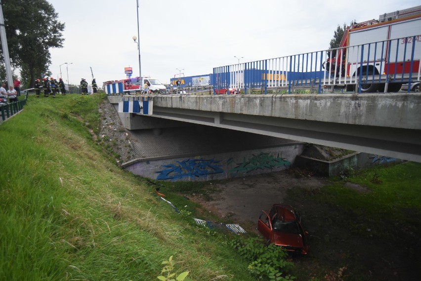 Samochód spadł z wiaduktu w ciągu DK86 w Katowicach