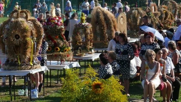 Powiat jędrzejowski świętował dożynki w Słupi zgodnie z tradycjami  