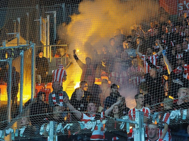 Kibice Cracovii w liczbie blisko 700 osób pojechali do Łodzi na mecz "Pasów" z Widzewem w ekstraklasie (porażka krakowian 0:2). Zobacz zdjęcia!