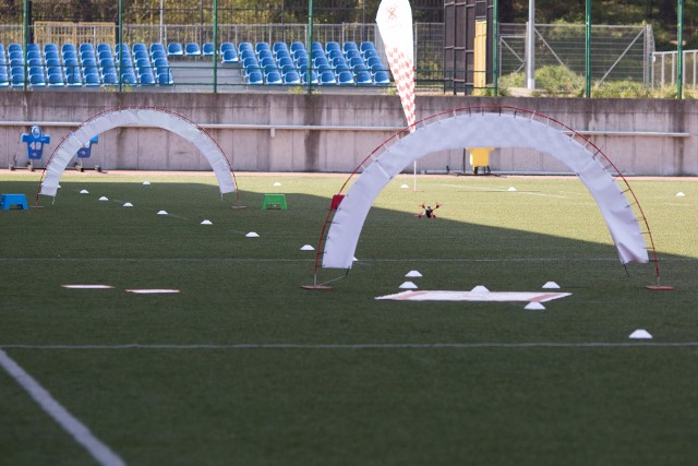 Wyścigi dronów na stadionie w Gdyni