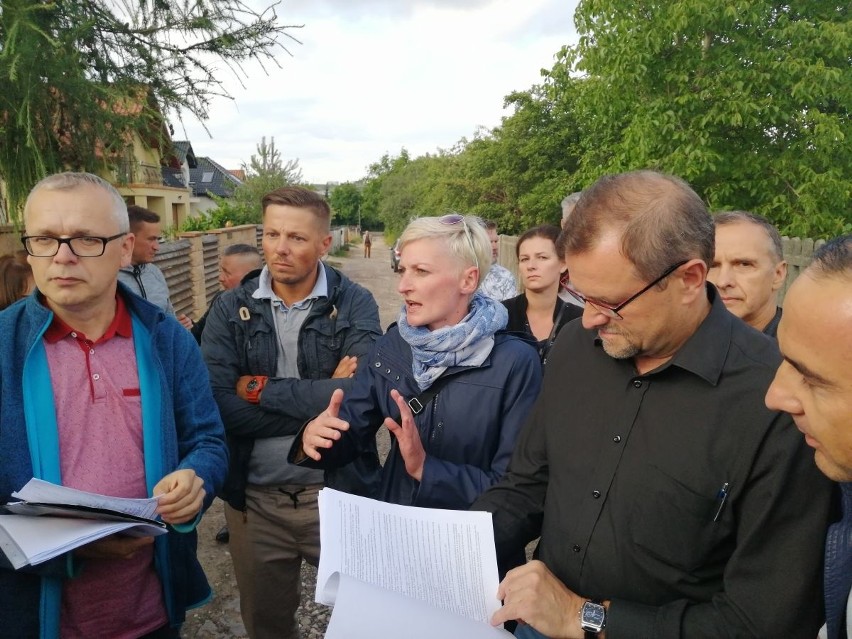 Protest w sprawie nowej inwestycji mieszkaniowej w Kielcach. Mieszkańcy ulicy Dobrzyńskiej nie chcą bloków w sąsiedztwie [ZDJĘCIA]