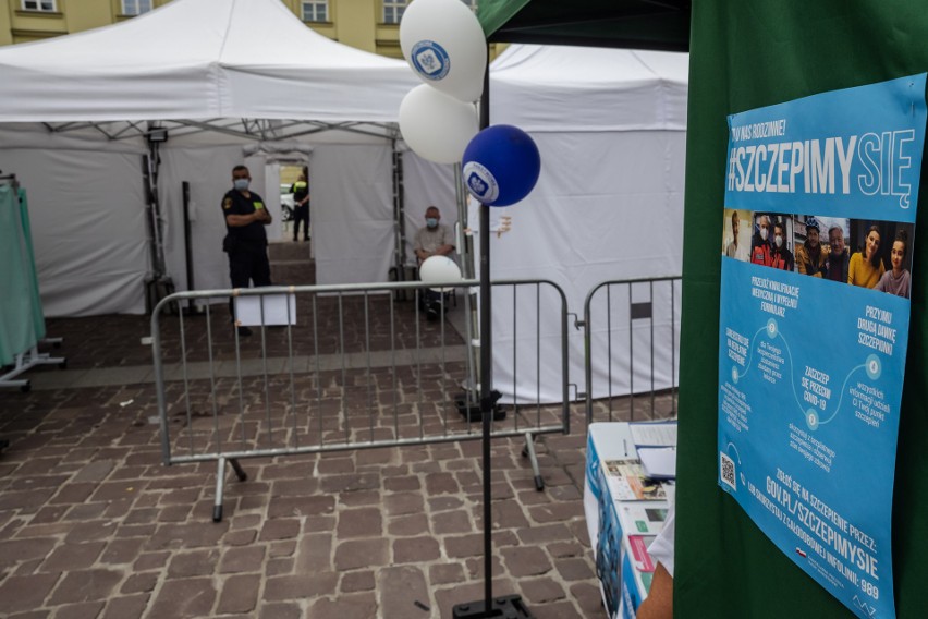 Kraków. Wakacyjna akcja szczepień przeciw covid-19 na Małym Rynku i przy ul. Kolnej [ZDJĘCIA]