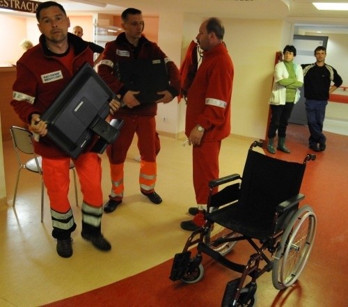 W piątek pracownicy szpitala zaczęli do niego wnosić ponownie sprzęt.