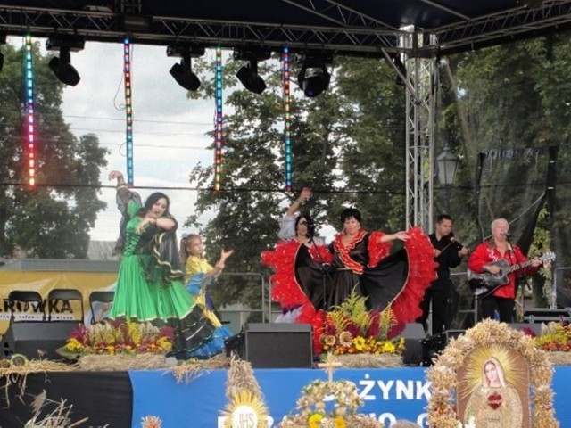 Na scenie prezentowały się zespoły muzyczne, m.in. "Cygańskie Serca&#8221;.