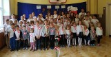 "Szkoła do Hymnu" w Brześciu, gmina Pińczów. Dzieci z tamtejszej szkoły pięknie zaśpiewały (WIDEO, ZDJĘCIA)