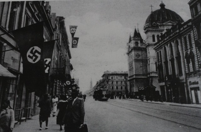 81 lat temu wybuchał II wojna światowa. Już na początku września 1939 roku na ulicach Łodzi pojawili się niemieccy żołnierze. Byli entuzjastycznie witani przez znaczną część niemieckich mieszkańców miasta. Łódź została włączona do III Rzeszy. Niemcy chcieli zrobić z niej wzorowe niemieckie miasto.CZYTAJ I OGLĄDAJ NA KOLEJNYM SLAJDZIE