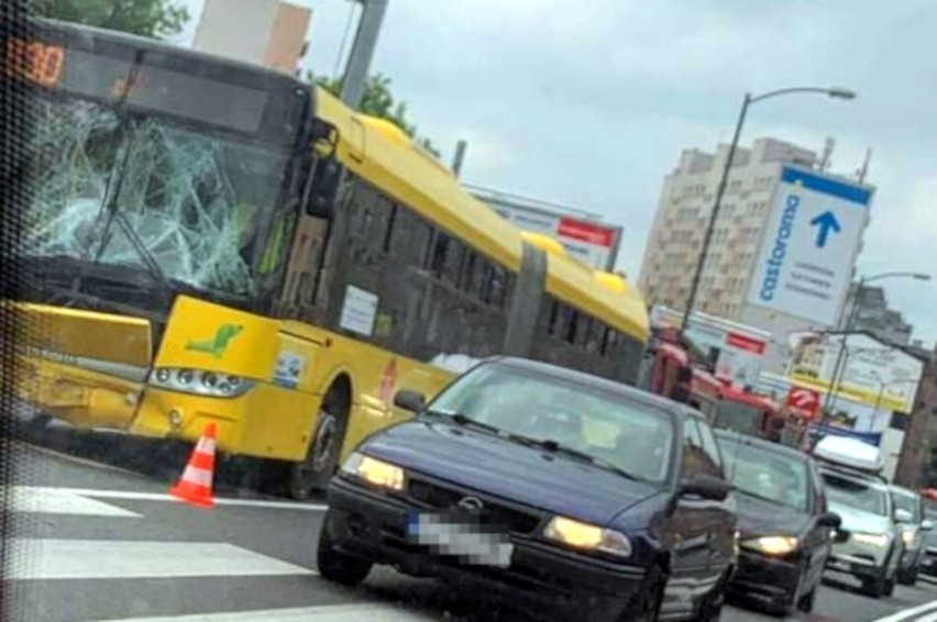 Wypadek autobusu w Chorzowie. Dlaczego zderzył się z samochodem osobowym? Dwie osoby w szpitalu