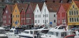 Bergen miasto wśród wzgórz i fiordów