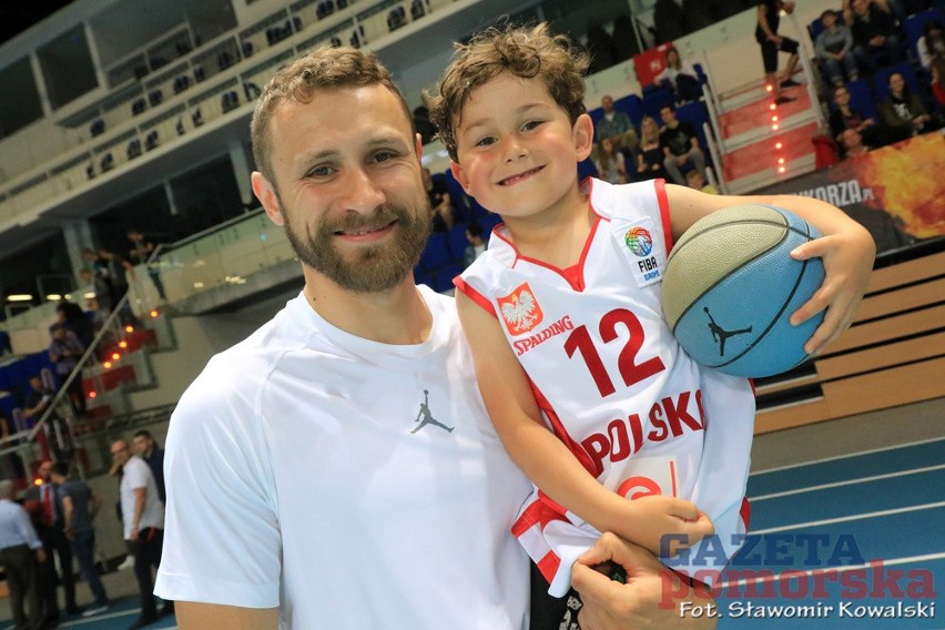 Marcin Gortat przeprowadził zajęcia koszykówki dla dzieci na...