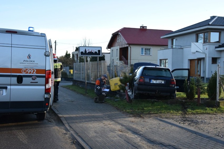 Wypadek w Połchowie. 49-latek volkswagenem wjechał w skrzynkę z gazem. Został odwieziony do szpitala [ZDJĘCIA, WIDEO]