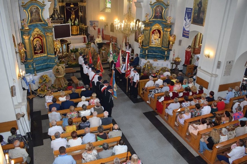 Wieńce z patriotycznymi akcentami, polonez i świetna zabawa. Zobacz, jak świętowano dożynki w Nowej Słupi [ZDJĘCIA]