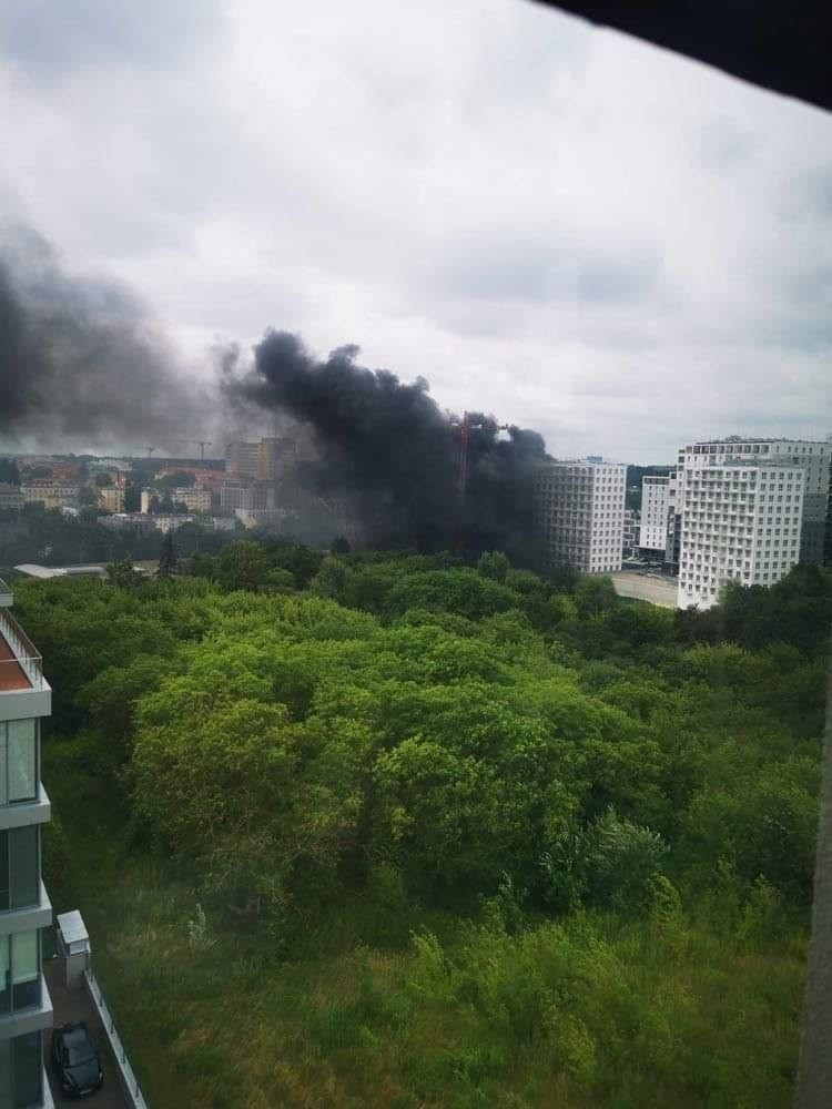 Lublin. Gęste kłęby dymu nad miastem. Pali się elewacja budynku przy ulicy Północnej. Zdjęcia i wideo 