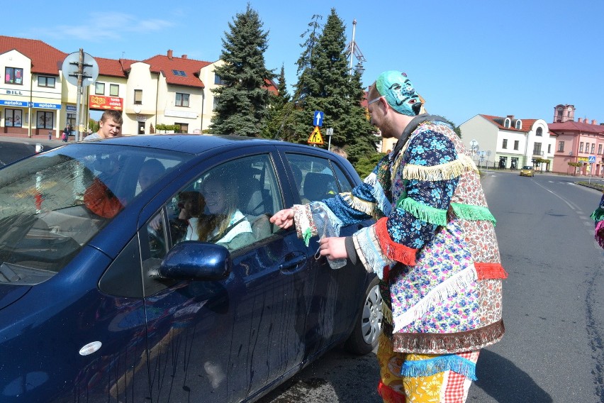 Wilamowskie śmiergusty 2014, czyli leją od samego rana