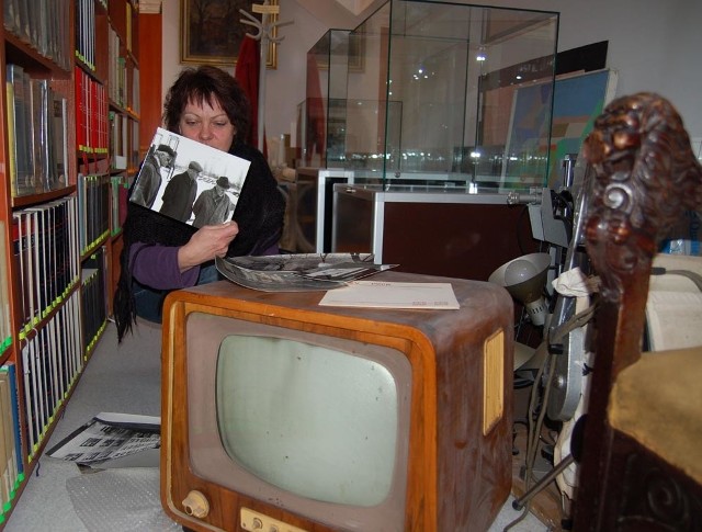 Jadwiga Kowalczyk-Kontowska z muzeum w Szczecinku prezentuje część zebranych już pamiątek po PRL, w tym "Szmaragda&#8221;, telewizor z lat 60.