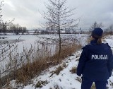 Policjanci przestrzegają - uważajcie podczas zimowych zabaw. Szczególnie na lodzie