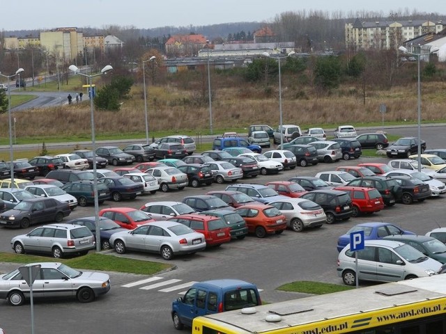 Na parkingu przeznaczonym dla pacjentów tłok.