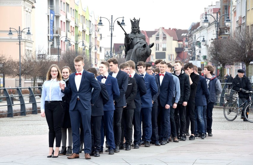 Maturzyści z I LO w Malborku zatańczyli poloneza w centrum miasta