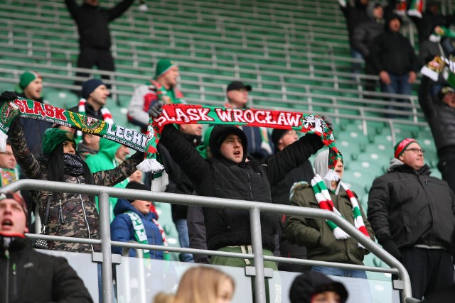 Stadion Wrocław znów świecił pustkami. Mecz Śląska Wrocław z Wisłą Płock (1:1) oglądało tylko nieco ponad 4 tys. kibiców, w tym grupa fanów gości. Wpływ na tę frekwencję z pewnością miała pogoda, bo w niedzielę mroźny wiatr skutecznie odstraszał ludzi, by wyszli z domu. Nie pomaga też jednak forma WKS-u, który w tym roku nie wygrał jeszcze meczu. Taka frekwencja to zaledwie 10 proc. pojemności Stadionu Wrocław, który ma się wypełnić podczas piątkowego spotkania towarzyskiego Polska - Nigeria.