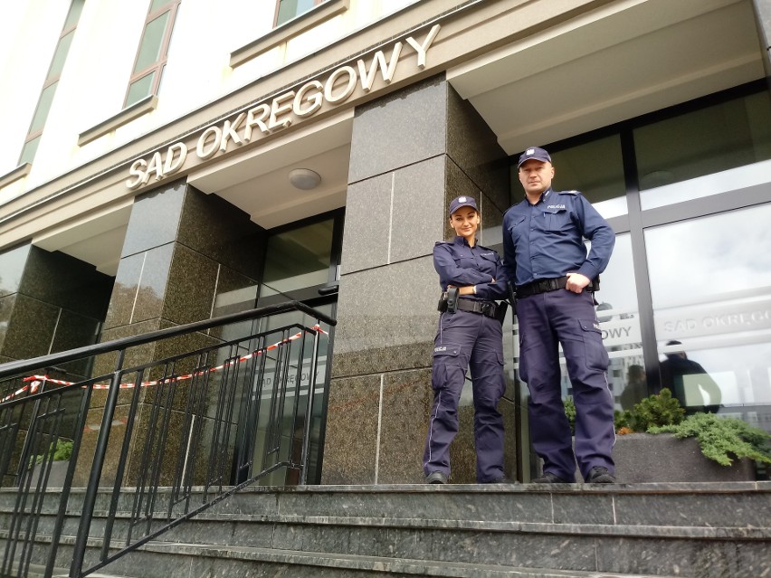 Białystok. Reanimacja w sądzie. Kobieta osłabła podczas ogłaszania wyroku syna. Uratowali ją policjanci (zdjęcia) [05.10.2019]