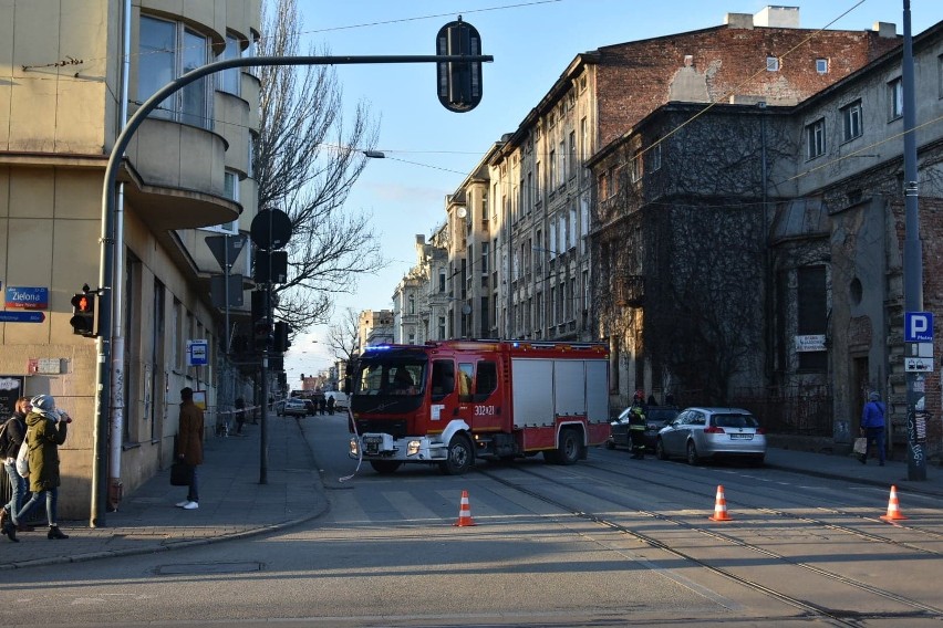 Zablokowana ulica Gdańska! Wieżyczka zabytkowej willi Kellera przy Gdańskiej w Łodzi grozi zawaleniem! Ruch na Gdańskiej wstrzymany ZDJĘCIA