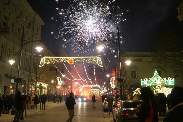 Tłumy łodzian przywitały nowy rok na ul. Piotrkowskiej w centrum miasta.