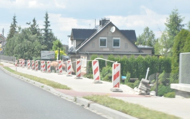 Rozpoczął się remont rozbitej barierki w Wojciechowie.