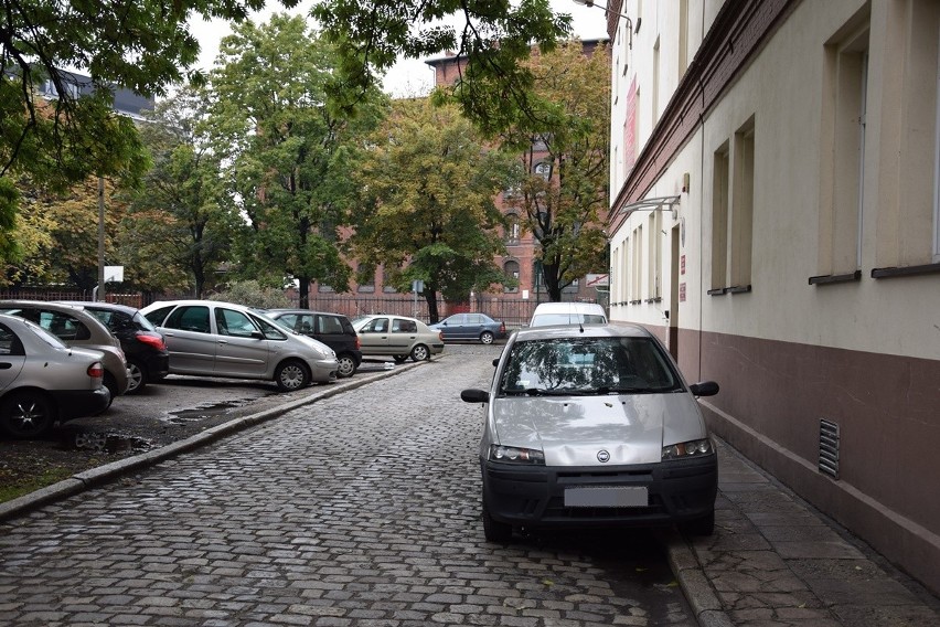 Czy samochody przestaną wreszcie tarasować chodnik przy ul. Składowej?