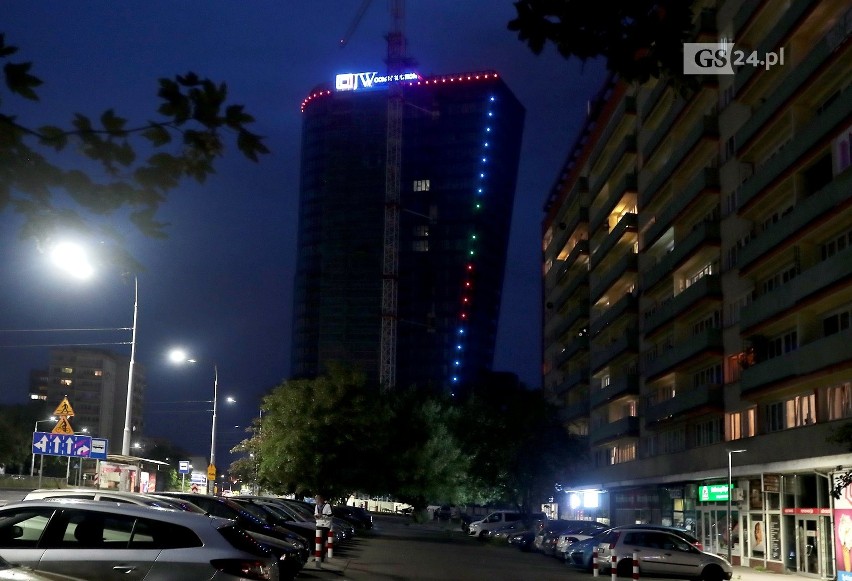 Hanza Tower świeci na niebiesko. Wkrótce również w innych kolorach. Zobacz zdjęcia