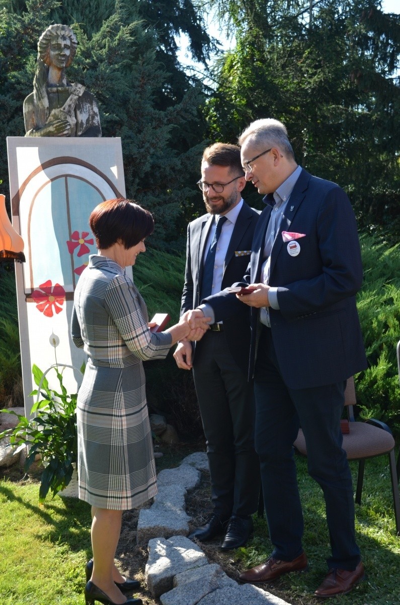 Bibliotekarki z powiatu zwoleńskiego otrzymały odznaki "Zasłużony dla Kultury Polskiej"