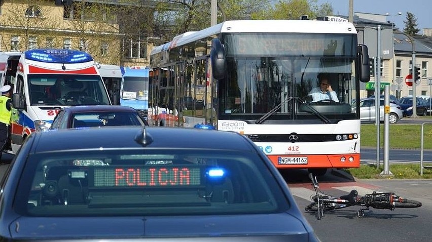 Wypadek w Radomiu. Rowerzystka potrącona przez kierującą oplem na rondzie księdza Kotlarza. Kto miał zielone światło?