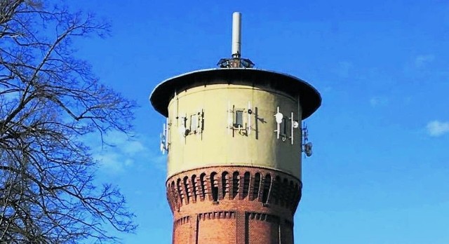 Wieża ciśnień w Pleszewie jest wręcz oblepiona przekaźnikami, a od kilku miesięcy na samym jej szczycie znajduje się kilkumetrowa antena.