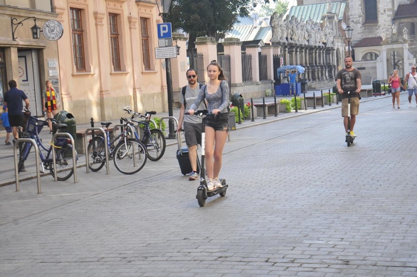 Kraków. Ograniczona prędkość dla hulajnóg w centrum. Miasto podpisało porozumienie z trzema operatorami