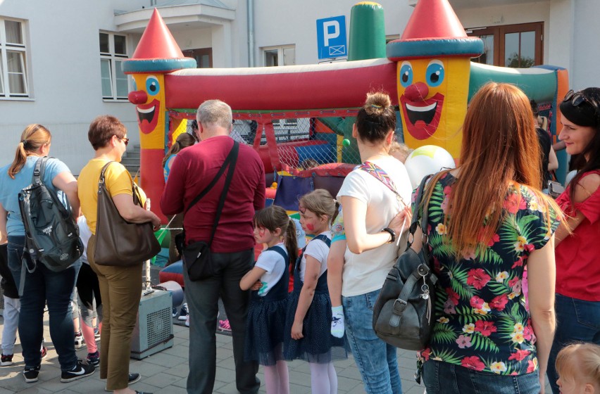 Wesołe miasteczko ustawiono przed teatrem, a na scenie...