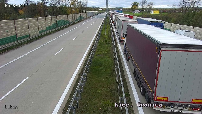 Wielki korek na autostradzie A4. Na granicy z Niemcami policja prowadzi kontrole. Kierowcy znaleźli objazd!