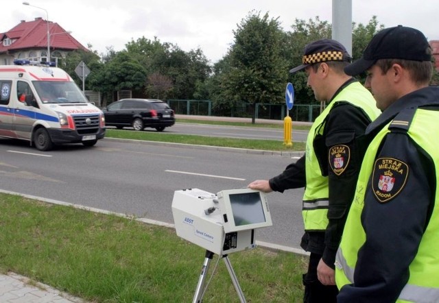 Prawdopodobnie już niebawem na niektórych radomskich ulicach spotkamy strażników miejskich z fotoradarem. Wcześniej miejsca te zostaną odpowiednio oznakowane przez drogowców.