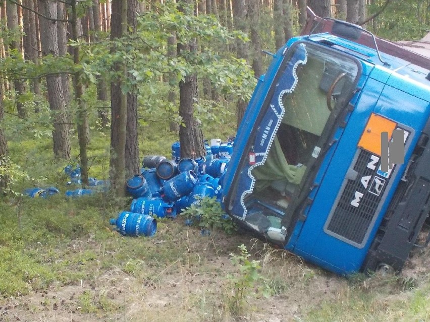 Świerczek. Wypadek ciężarówki przewożącej butle z gazem 