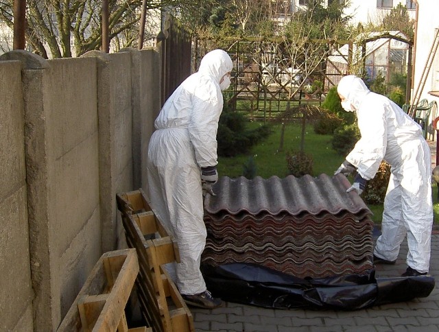 W gminie Białobrzegi w tym roku odebrano eternit zawierający azbest z 43 gospodarstw.