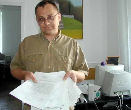 Witold Wołczyk z UM w Przemyślu pokazuje stertę rezolucji, apeli i innych dokumentów, które zostały wysłane w sprawie Muzeum Narodowego Ziemi Przemyskiej.