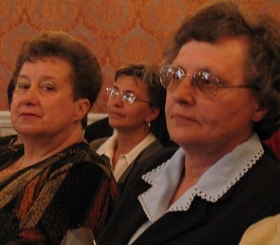 Wśród zaproszonych gości znalazły się ogromnie zasłużone byłe pracownice biblioteki - była dyrektor Teresa Górska (z prawej) i Anna Gielnik, znana wszystkim, jako pani Basia.