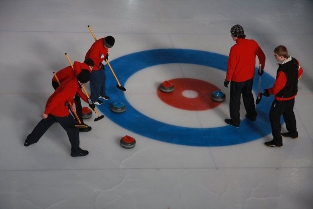 Curling rozgrywa się na torze o wymiarach 40 m na 5 m. Podczas meczu rywalizują ze sobą dwa zespoły czteroosobowe.