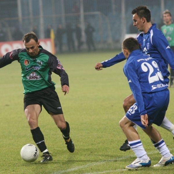 Piłkarze Stali Stalowa Wola (z piłką Tomasz Walat) wywalczyli cenny remis z Wisłą w Płocku.